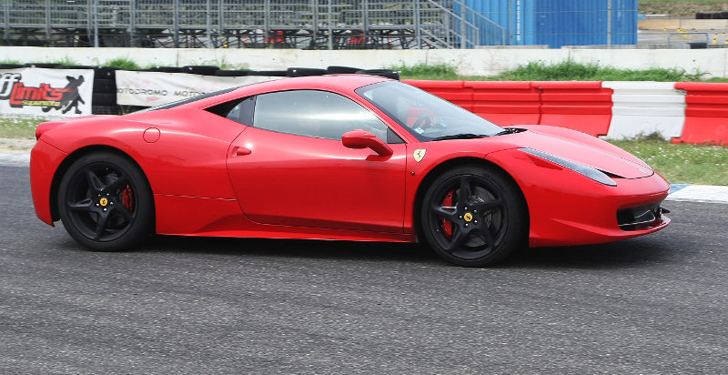 Guidare una Ferrari F458 su pista