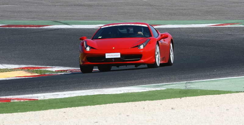 GUidare una Ferrari sulla pista Red Bull