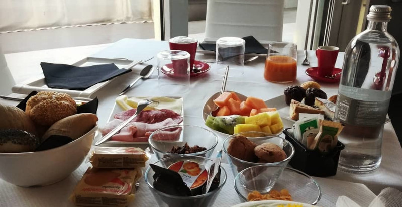 Dettaglio della colazione con prodotti freschi e locali