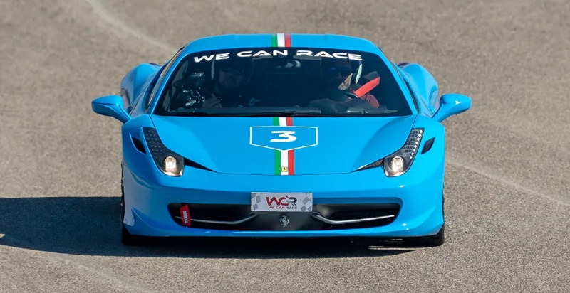 Bambino a bordo per la Junior Experience Ferrari Limatola con pilota professionista