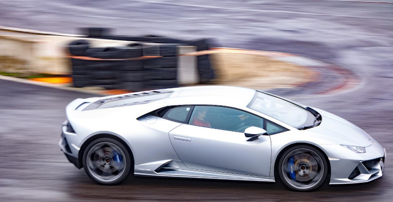 Esperienza bambino da passeggero su Lamborghini in pista a Busca