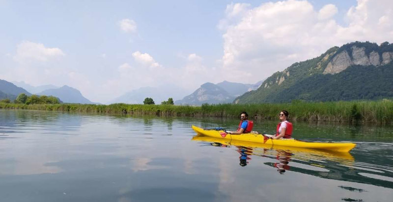 Guida esperta accompagna l’escursione in kayak adda, raccontando curiosità sul fiume