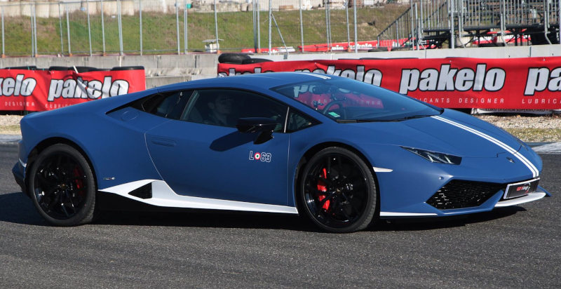 Lamborghini Huracán in uscita di curva sulla pista di Cervesina