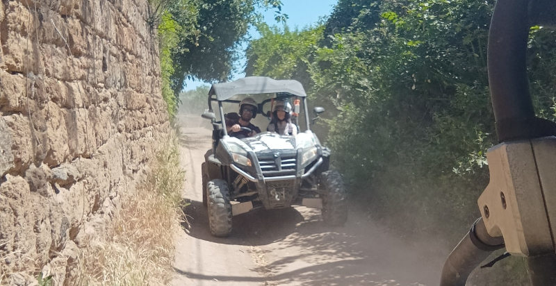 Buggy in movimento su un sentiero sterrato a Cerveteri, Lazio