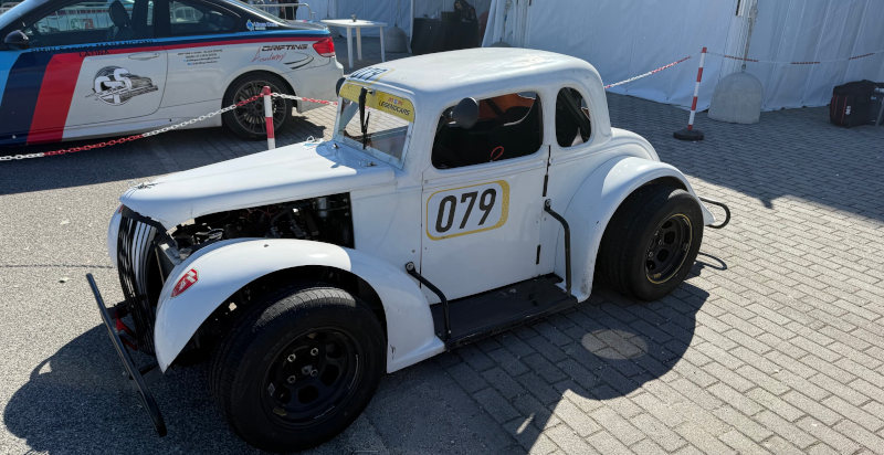 Legend Car da corsa in pista sul circuito di Aprilia per esperienza di guida