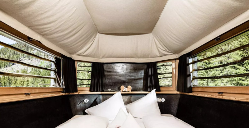Letto matrimoniale con vista nella casa sull'albero in Val Pusteria