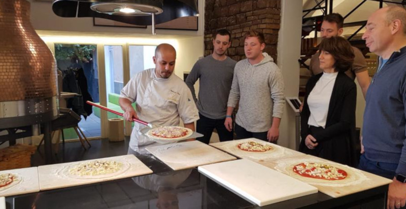 Impasto artigianale e ingredienti freschi per la pizza fatta in casa