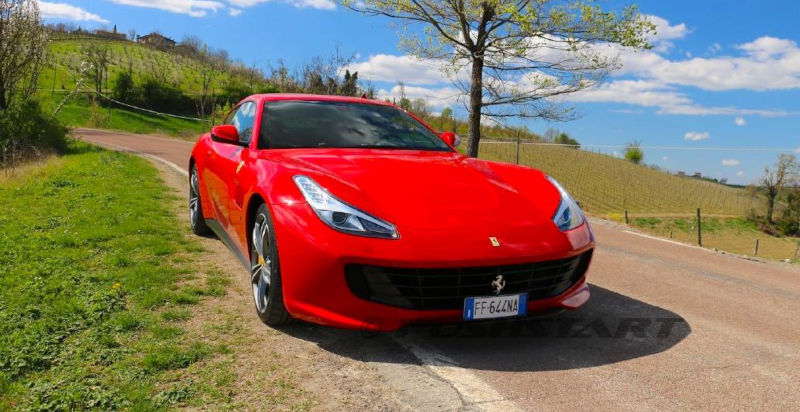 Panoramica della guida Ferrari sulle strade di Maranello
