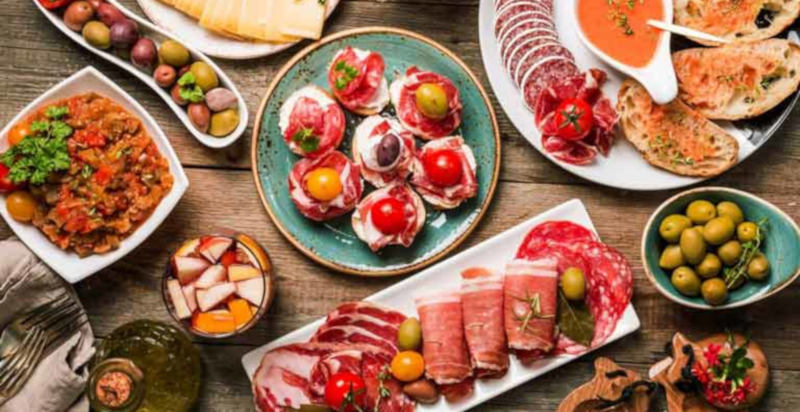 Assaggi di salumi e salse durante un tour gastronomico a Marbella