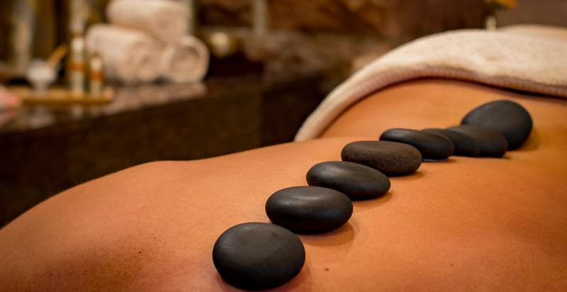 Esperienza hot stone a Salerno per rilassamento profondo