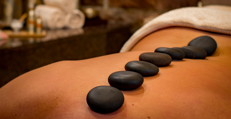 Massaggio hot stone con pietre calde vulcaniche a Milano