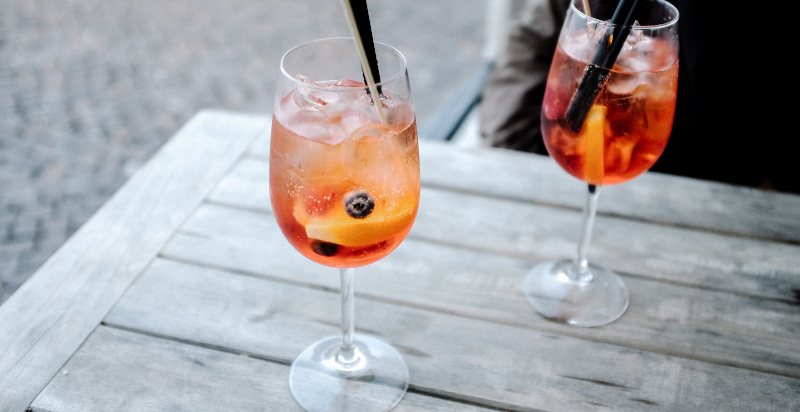Aperitivo milanese presso un tipico bar dei Navigli, con drink e stuzzichini