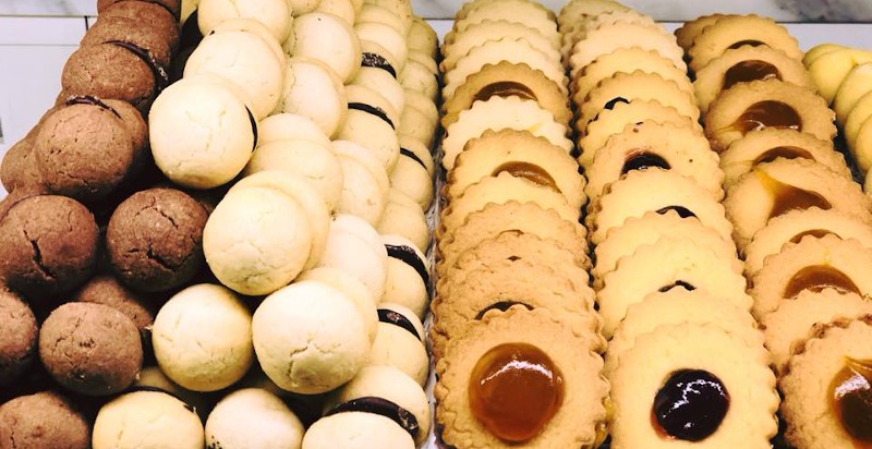 Assaggio di dolcetti tipici milanesi durante uno street food tour