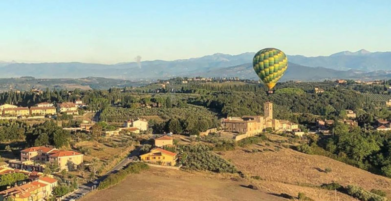 Mongolfiera in volo sopra i vigneti del Chianti