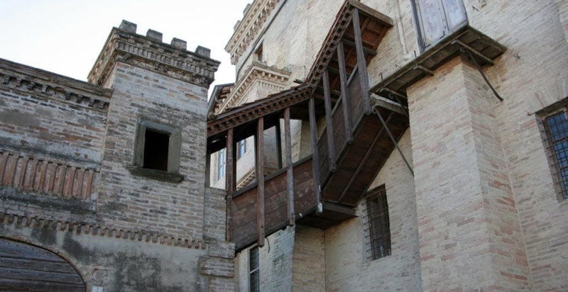 Centro storico medievale del borgo di Montefalco con architetture in pietra