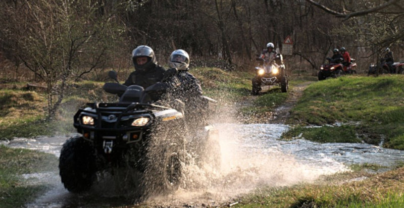Piloti su quad affronta un sentiero sterrato sul Monte Grappa