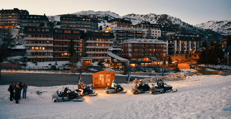 Paesaggio alpino innevato con motoslitta in movimento