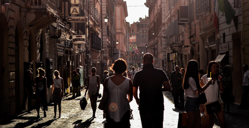 Passeggiata culinaria nei vicoli storici di Napoli con esperto locale