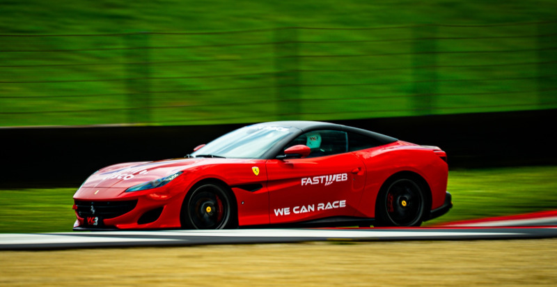 Ferrari Portofino gira in pista sul circuito della Valle dei Templi a Racalmuto