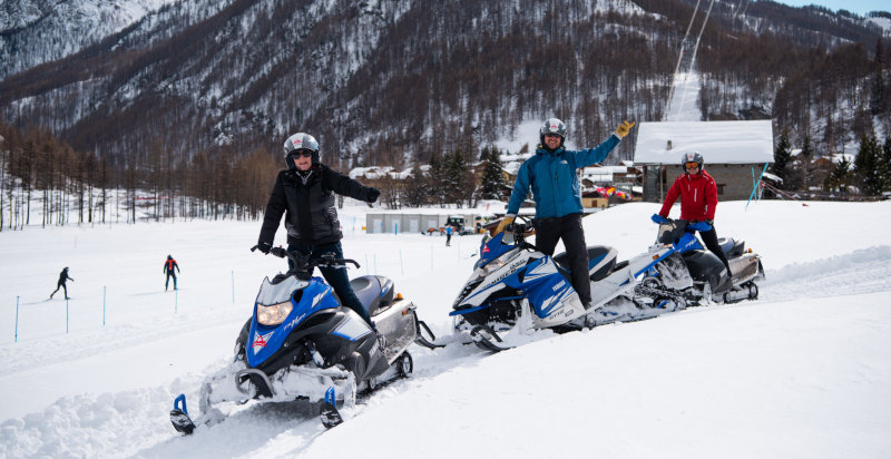gruppo di amici durante un tour in motoslitta a San Sicario