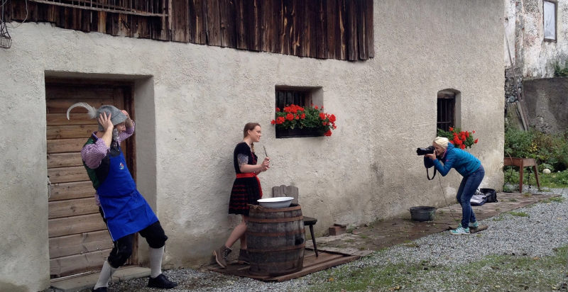 Fotografia outdoor in montagna con fotografa in Alto Adige