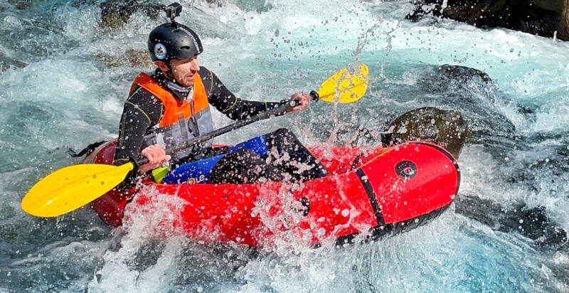 Packraft gonfiabile sul fiume Serchio in Toscana