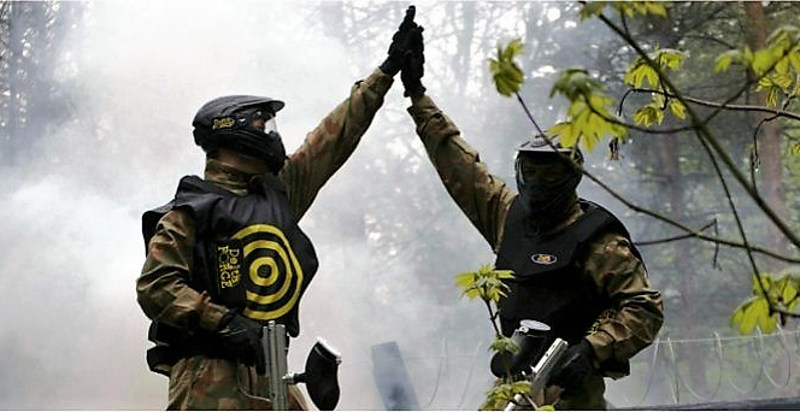 Giovani che si divertono durante il paintball a Caldes
