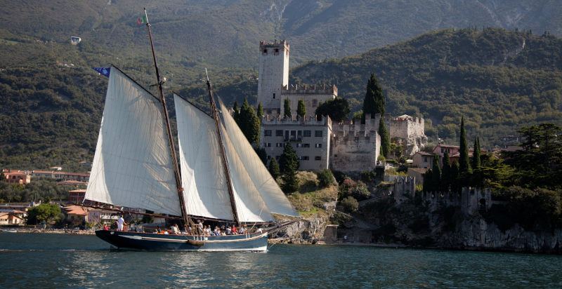 Vista panoramica su Malcesine da una barca a vela