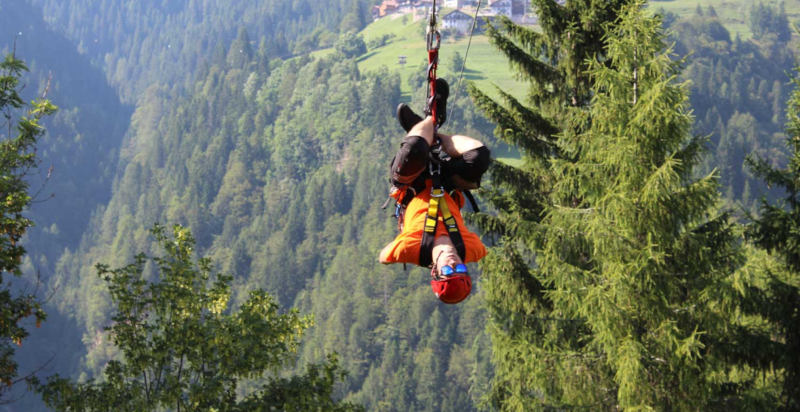 Panorami spettacolari durante il volo in zipline tra le Dolomiti di Belluno.