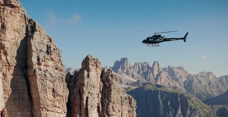 vista aerea mozzafiato delle cime dolomitiche in volo