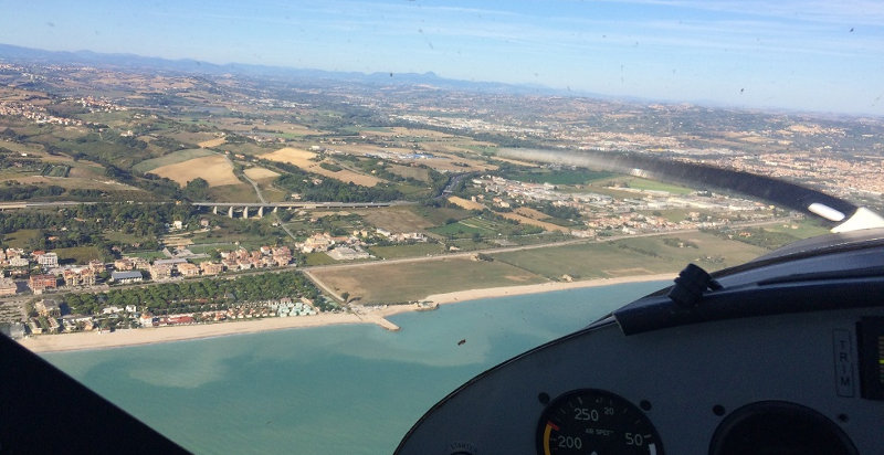 Paesaggio del mare Adriatico visto da un volo in aeroplano su Macerata