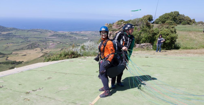 Vista mozzafiato su Castelsardo con un volo in parapendio