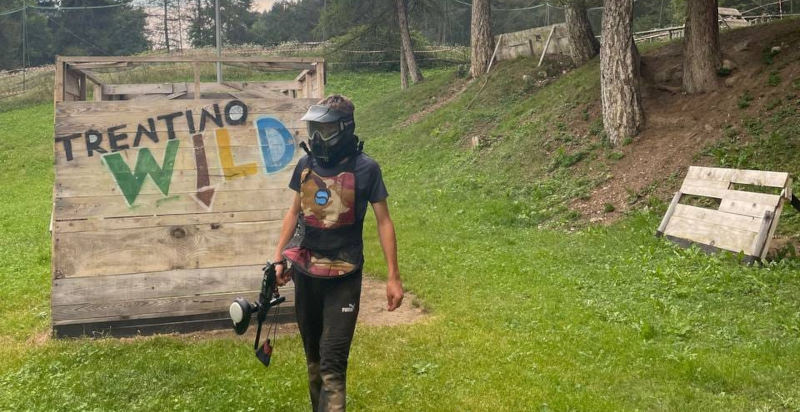 Squadra di ragazzi in azione durante una partita di paintball