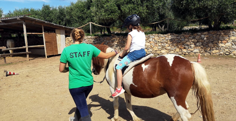 passeggiata a cavallo nel parco Asinolla - ragazza cavalca