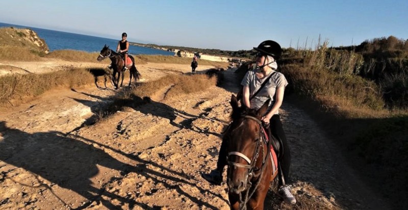 Regalo avventura per bambini con una passeggiata a cavallo