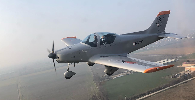 Persona ai comandi di un aeroplano mentre impara a pilotare