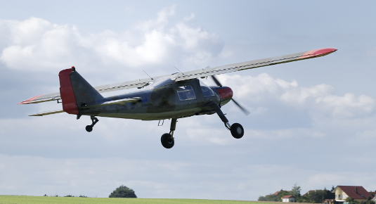 Aeroplano in decollo per un volo con prova di pilotaggio in provincia di Milano