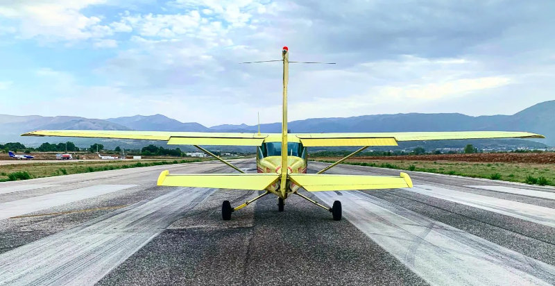 Aeroplano pronto al decollo per un volo panoramico sopra il Gran Sasso