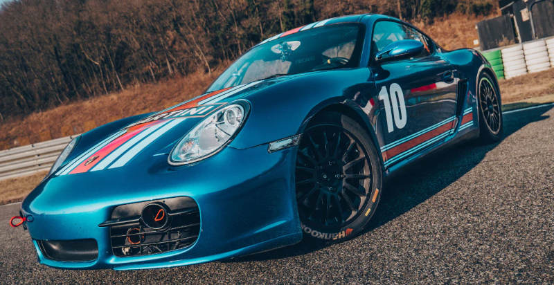 Guidare una Porsche sportiva sulla pista Busca nel Piemonte