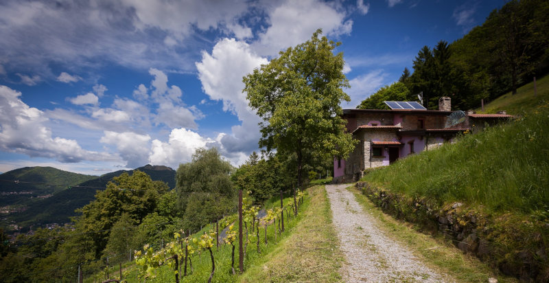 Giardino e area relax dell'agriturismo sul Lago di Como