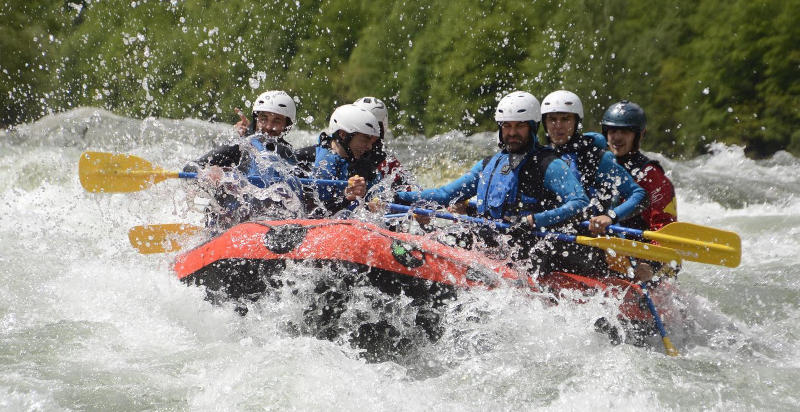 Paesaggi mozzafiato durante un’esperienza di rafting in Valsesia