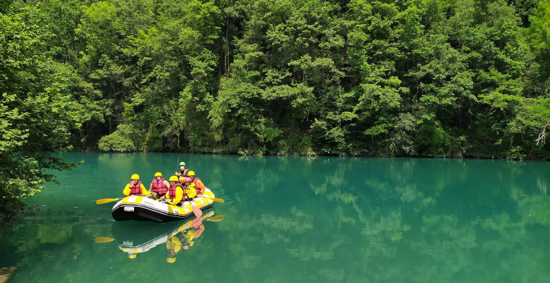 Paesaggi naturali lungo il percorso di rafting a Cuneo