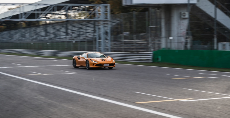 Guidare una FErrari sul circuito red bull ring