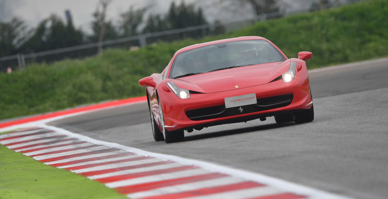 Guidare una Ferrari 458 Italia sul circuito di Monza
