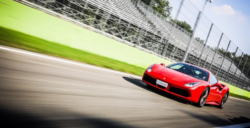 Idea regalo per pilotare una Ferrari 488 GTB all'Autodromo del Mugello