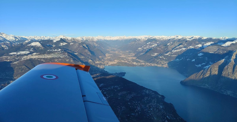 Vista mozzafiato dall’aeroplano durante un volo su Brescia