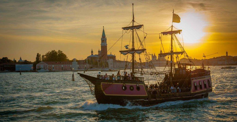 Galeone Veneziano navigando attraverso la laguna di Venezia
