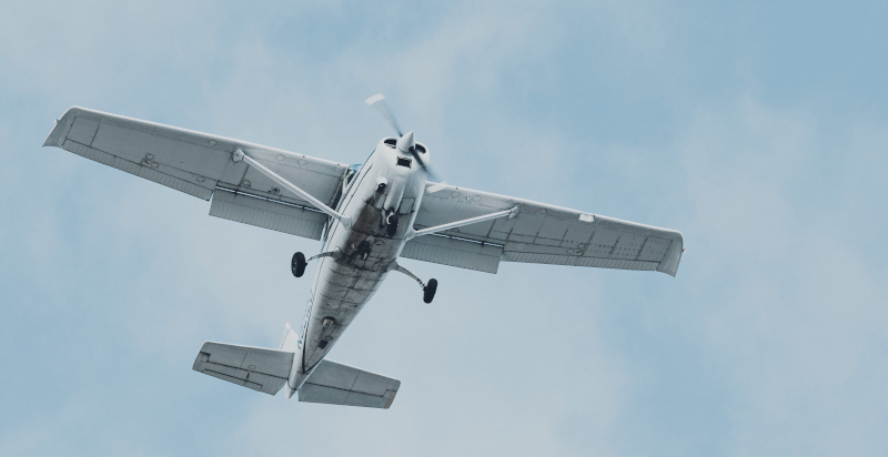 Cessna 172 sorvolando le Dolomiti