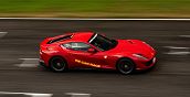 Ferrari 812 Superfast da 800 CV che sfreccia sul rettilineo principale dell'Autodromo del Levante