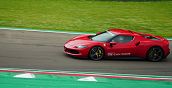 Ferrari 296 GTB in piena accelerazione sul rettilineo principale dell'Autodromo di Mores